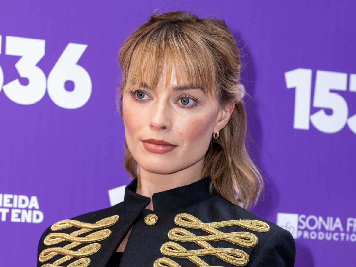H Margot Robbie στο Παρίσι υιοθέτησε το απόλυτο french twist