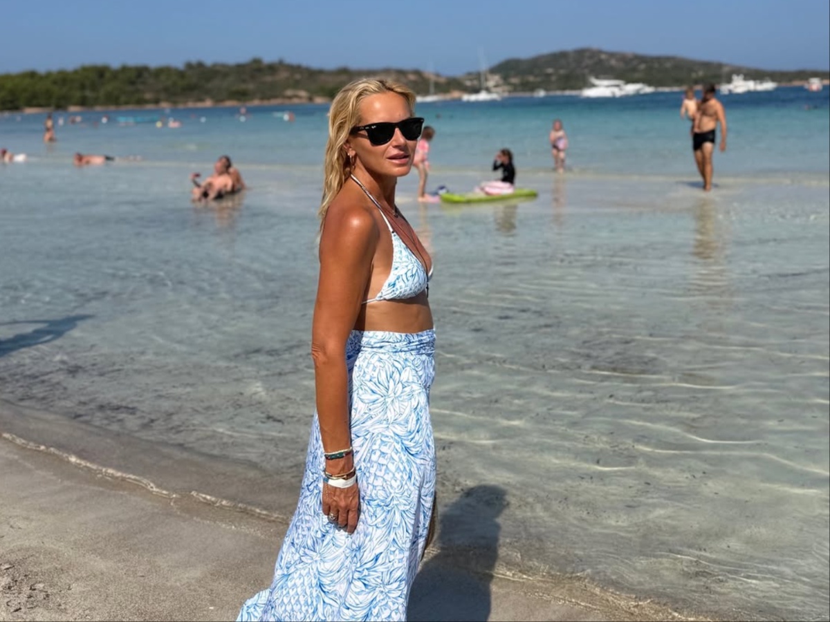 Μαρία Μπεκατώρου: Οι φωτογραφίες με λευκό μαγιό από τις διακοπές της στη Σαρδηνία