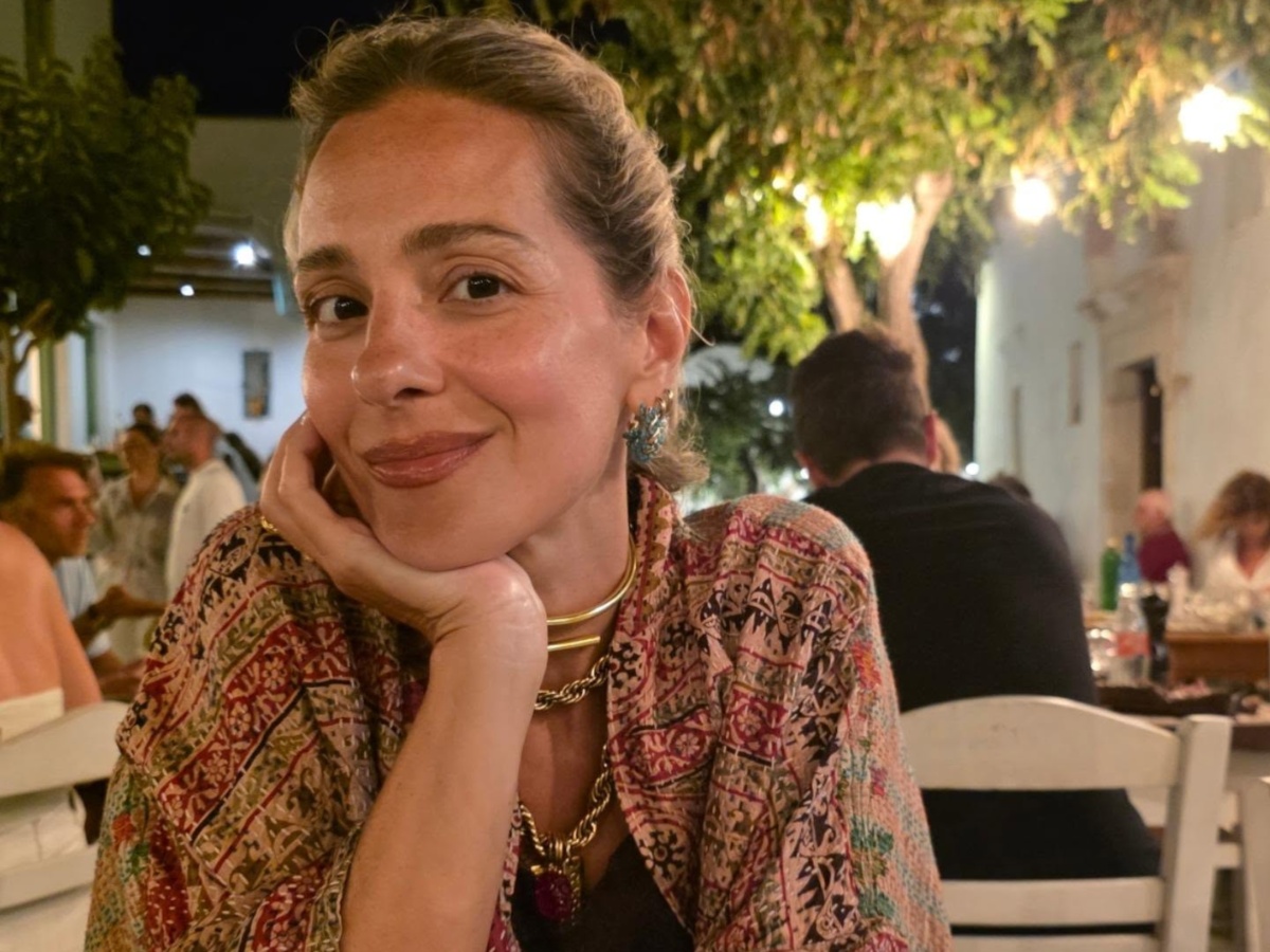 Νατάσσα Μποφίλιου: Οι σπάνιες φωτογραφίες με τον σύζυγό της από τις διακοπές τους στη Φολέγανδρο
