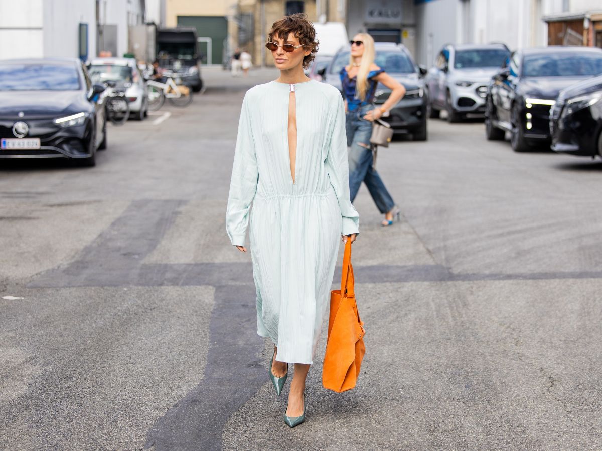 Πορτοκαλί suede τσάντα: Oι Σκανδιναβές fashion insiders σου δείχνουν τον πιο cool τρόπο να τη συνδυάσεις