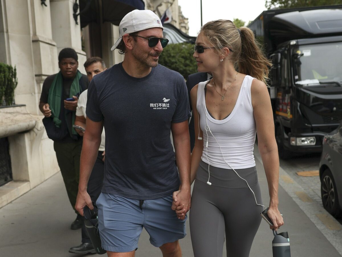 Η Gigi Hadid φόρεσε τα sneakers που θα αντικαταστήσουν τα λευκά αθλητικά αυτό το φθινόπωρο