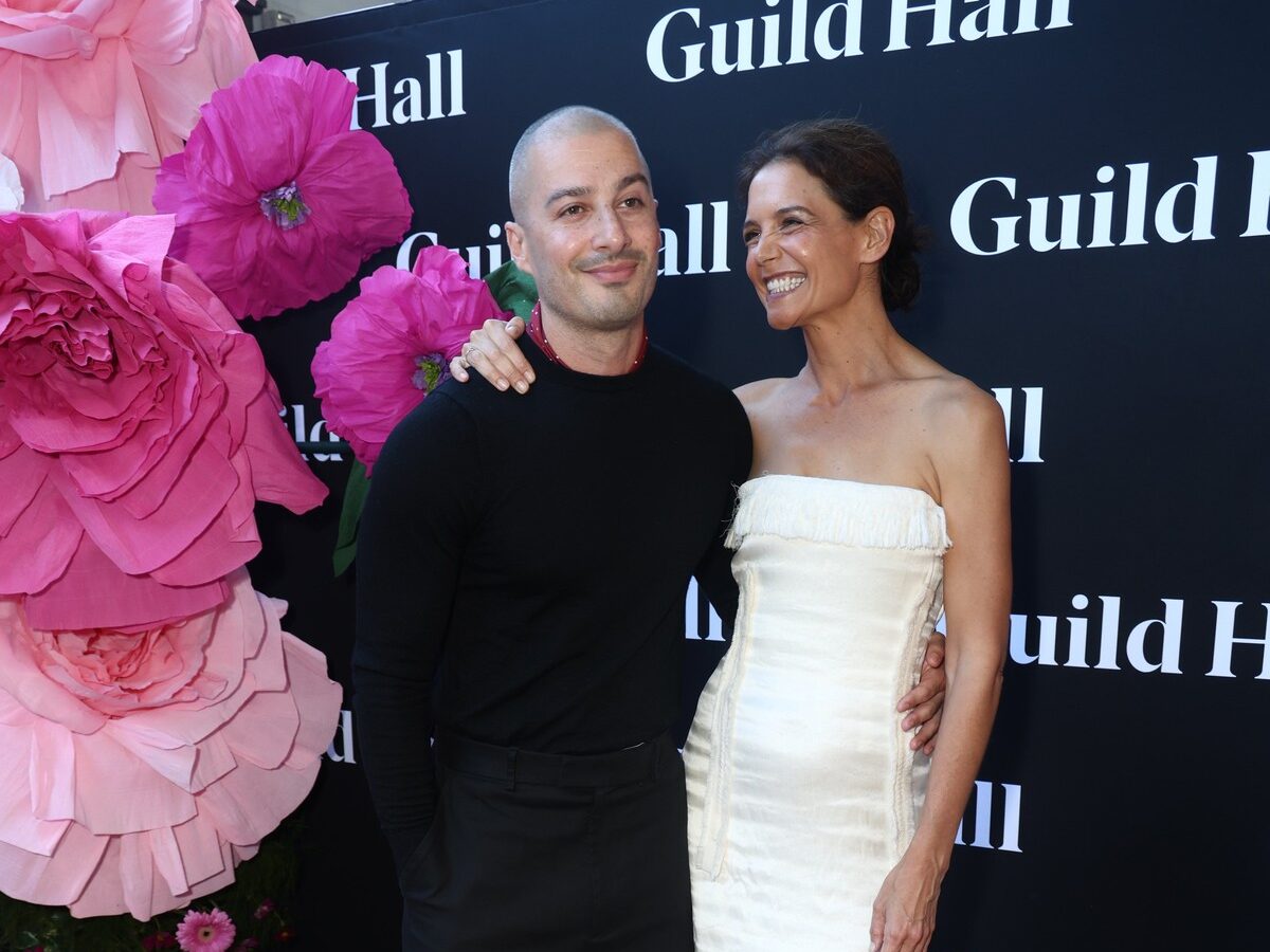Το λευκό φόρεμα της Katie Holmes είναι ό,τι θέλουμε να φοράμε στα καλοκαιρινά going outs