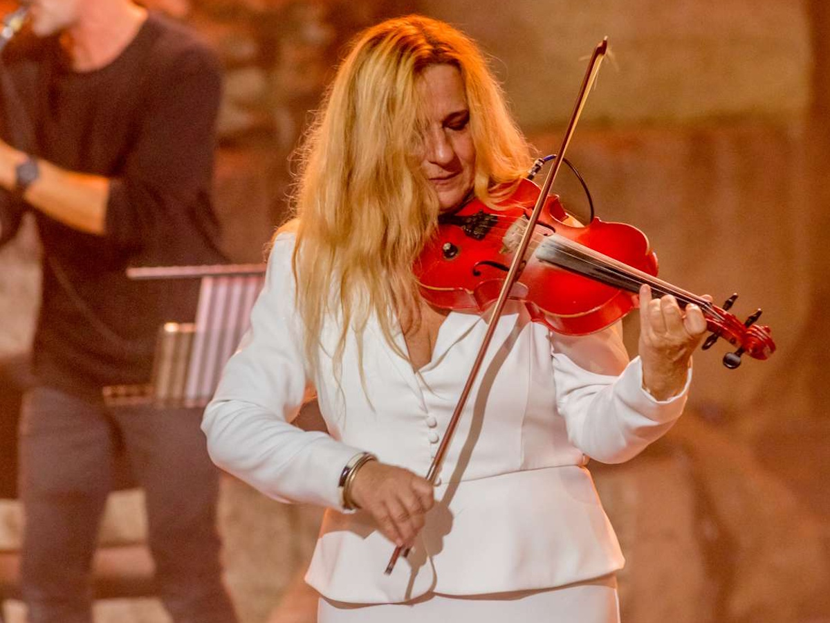 Η Ευανθία Ρεμπούτσικα σε μια μεγάλη συναυλία στον Λυκαβηττό