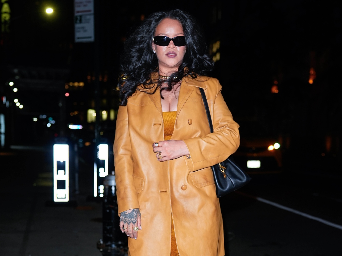 Η Rihanna υιοθέτησε  τα πιο εντυπωσιακά bleached brows στο νέο της εξώφυλλο περιοδικού