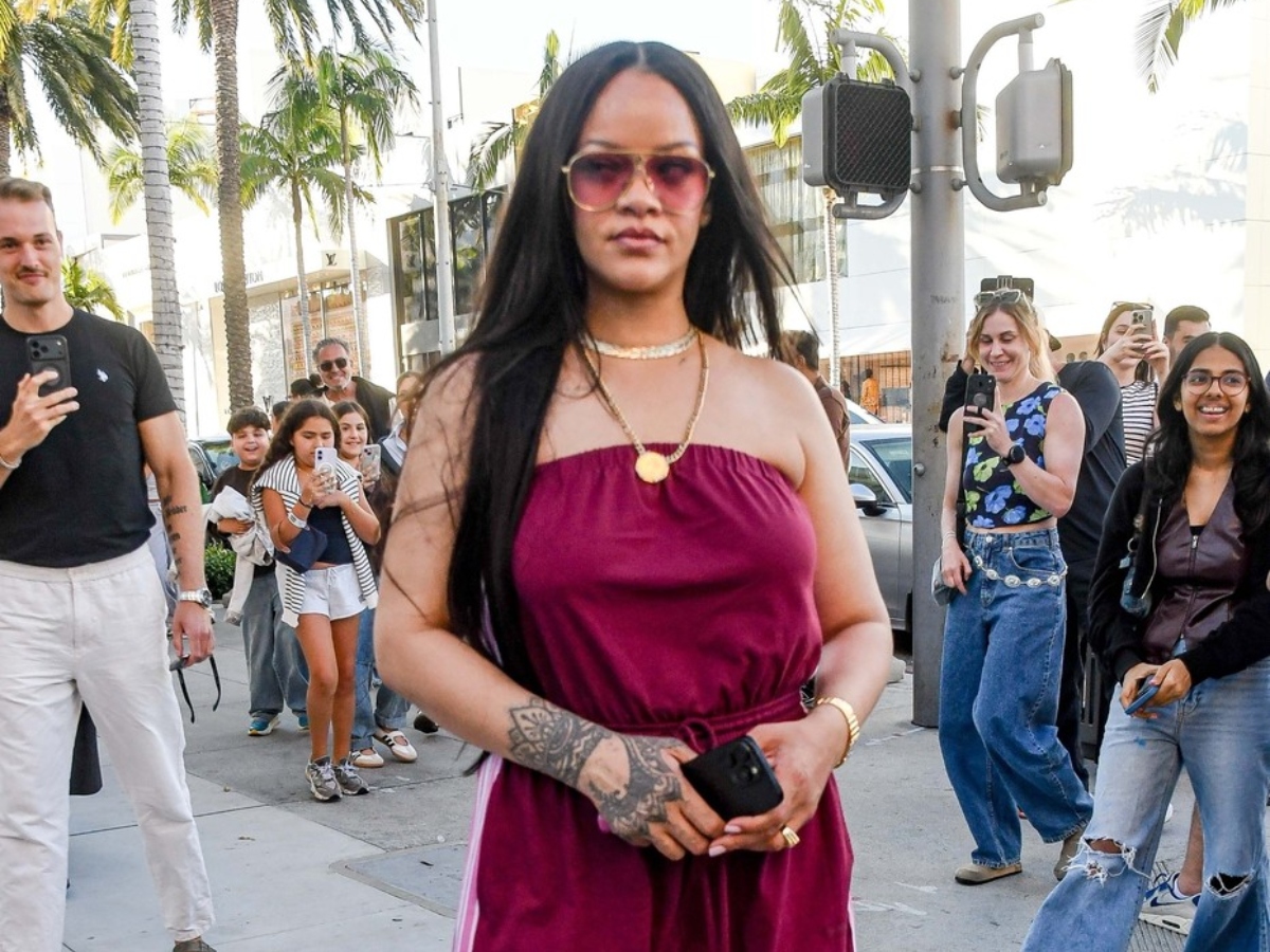 Rihanna: Το φωτεινό κόκκινο μανικιούρ της είναι ό,τι πρέπει για τις τελευταίες ημέρες του καλοκαιριού
