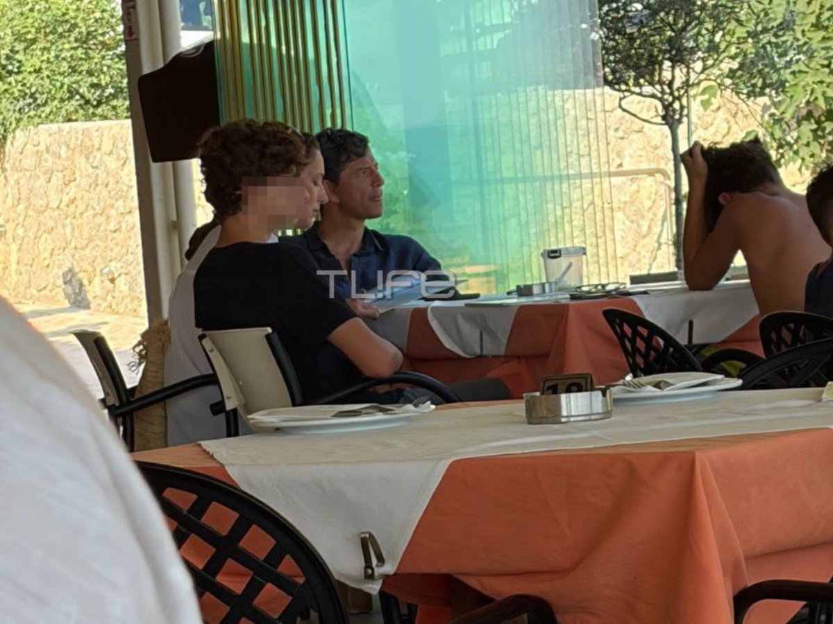 Σάκης Ρουβάς – Κάτια Ζυγούλη: Το οικογενειακό γεύμα με τα παιδιά τους σε εστιατόριο της Κέρκυρας – Αποκλειστικές φωτογραφίες