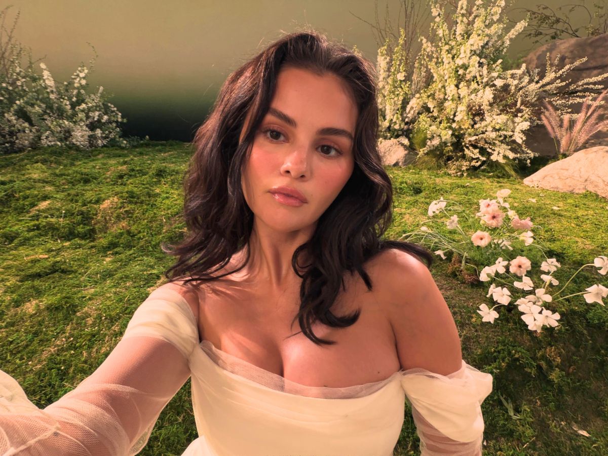 Selena Gomez: Βήμα-βήμα το bold μακιγιάζ της για εντυπωσιακές, βραδινές εμφανίσεις
