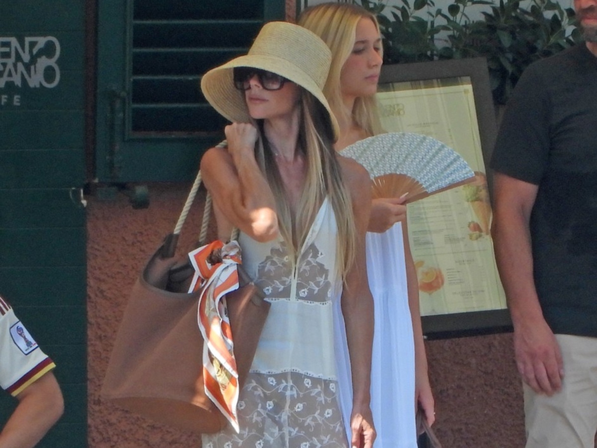 Maxi dress και ψάθινο καπέλο: Η Victoria Beckham επαναφέρει το old-school resort glamour