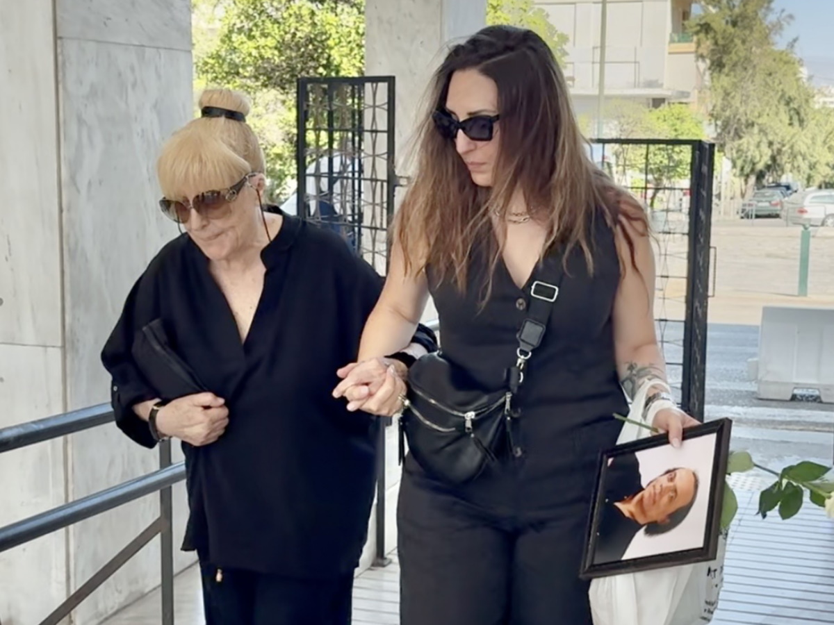 Λάκης Χαλκιάς: Συντετριμμένη η σύζυγός του, Αλέκα στο τελευταίο αντίο στο Α’ Νεκροταφείο Αθηνών