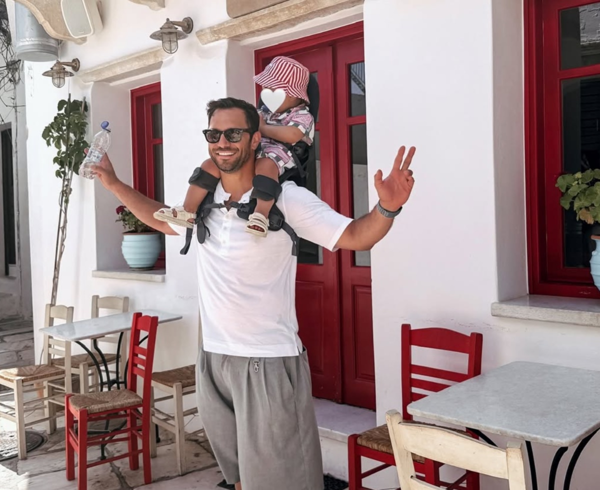 Ευθύμης Ζησάκης – Χρύσα Παπαλελούδη: Οι οικογενειακές διακοπές στη Νάξο με τον 1,5 έτους γιο τους
