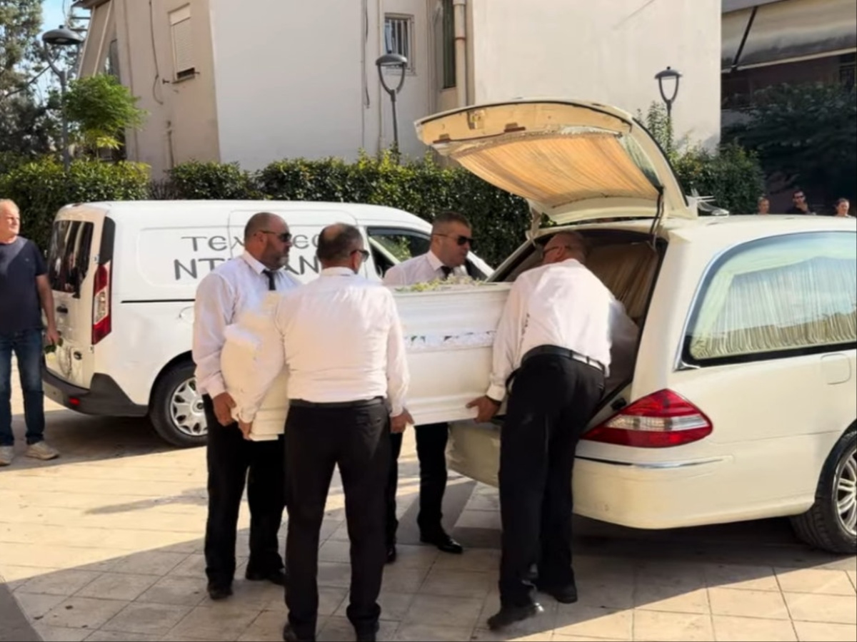 Όλγα και Γωγώ Φαρμάκη: Το τελευταίο «αντίο» στον 32χρονο αδελφό τους στο Αγρίνιο