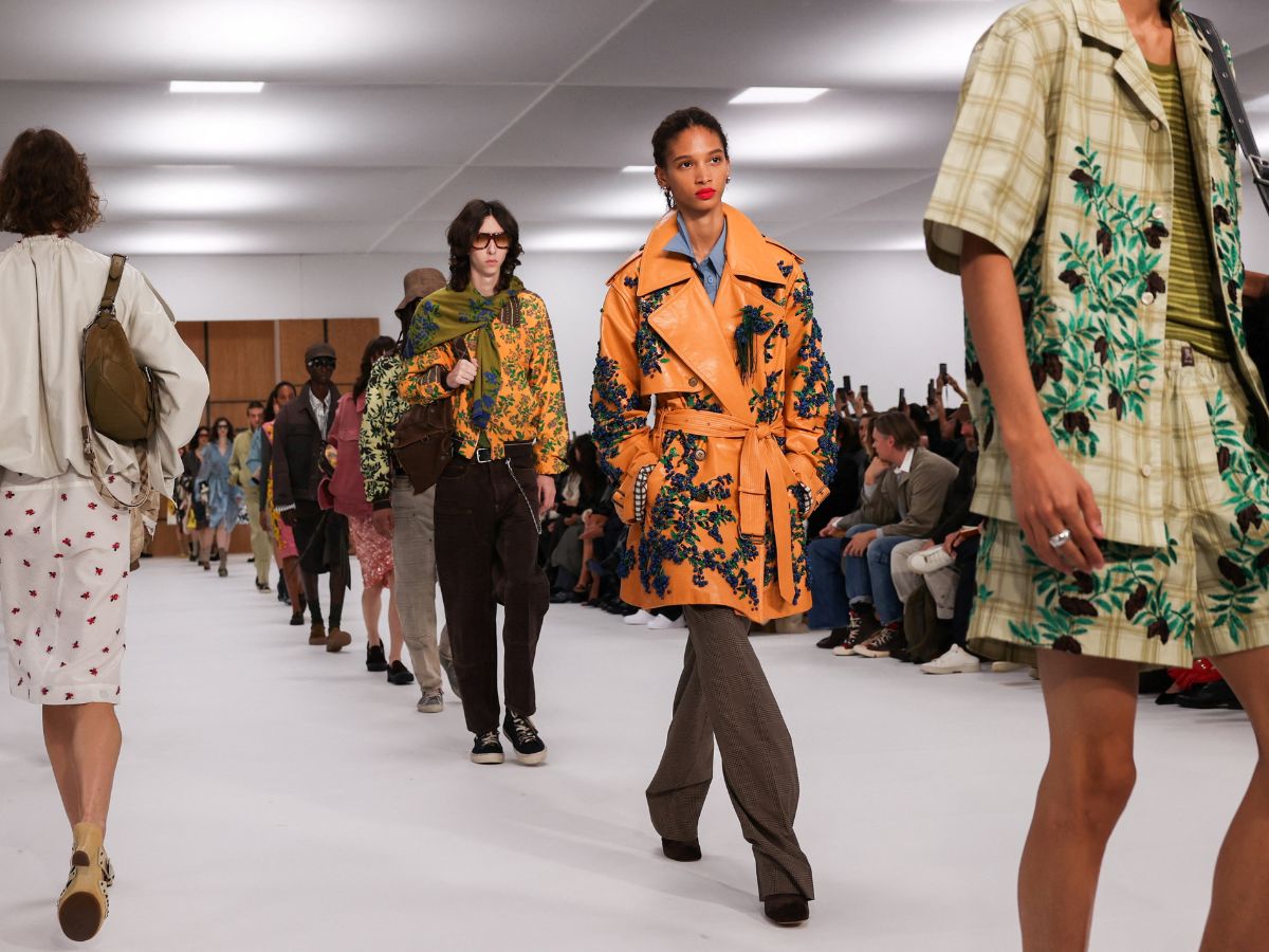 Burberry: Καρό, λουλούδια και φίνες καμπαρντίνες σε μια νέα εκδοχή του βρετανικού στιλ