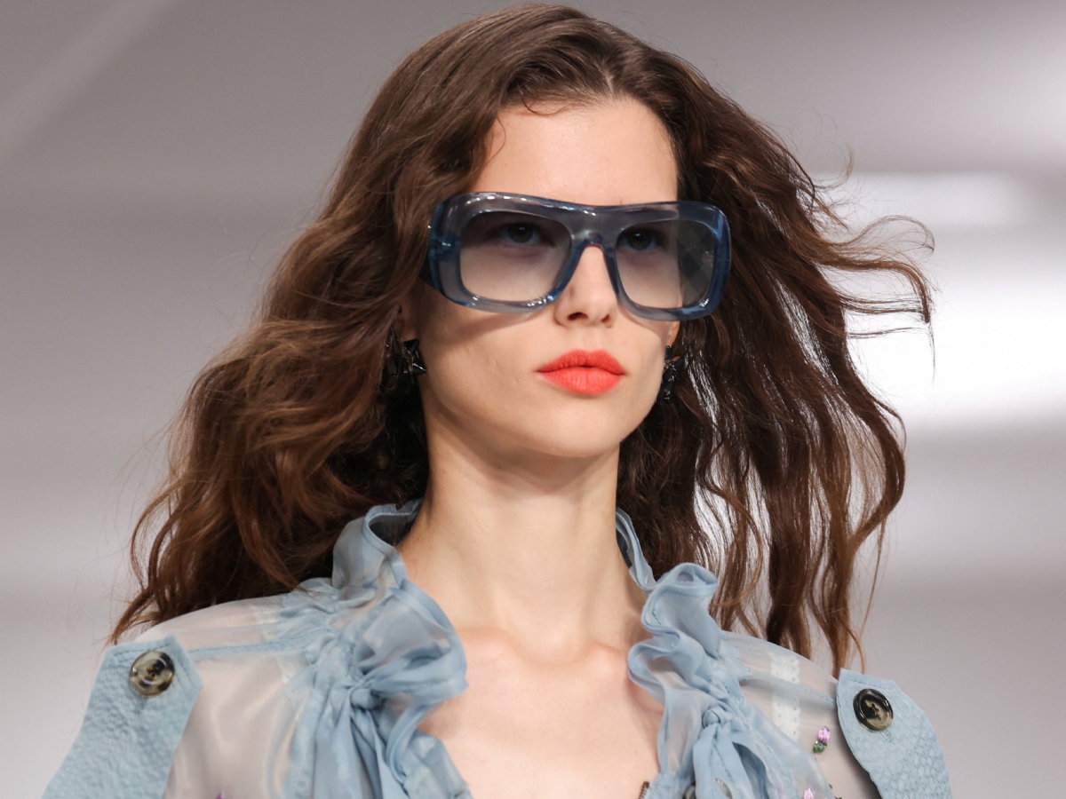 Από το φούξια στο λιλά: Ο οίκος Burberry βάζει ξανά το bold lipstick στο beauty παιχνίδι