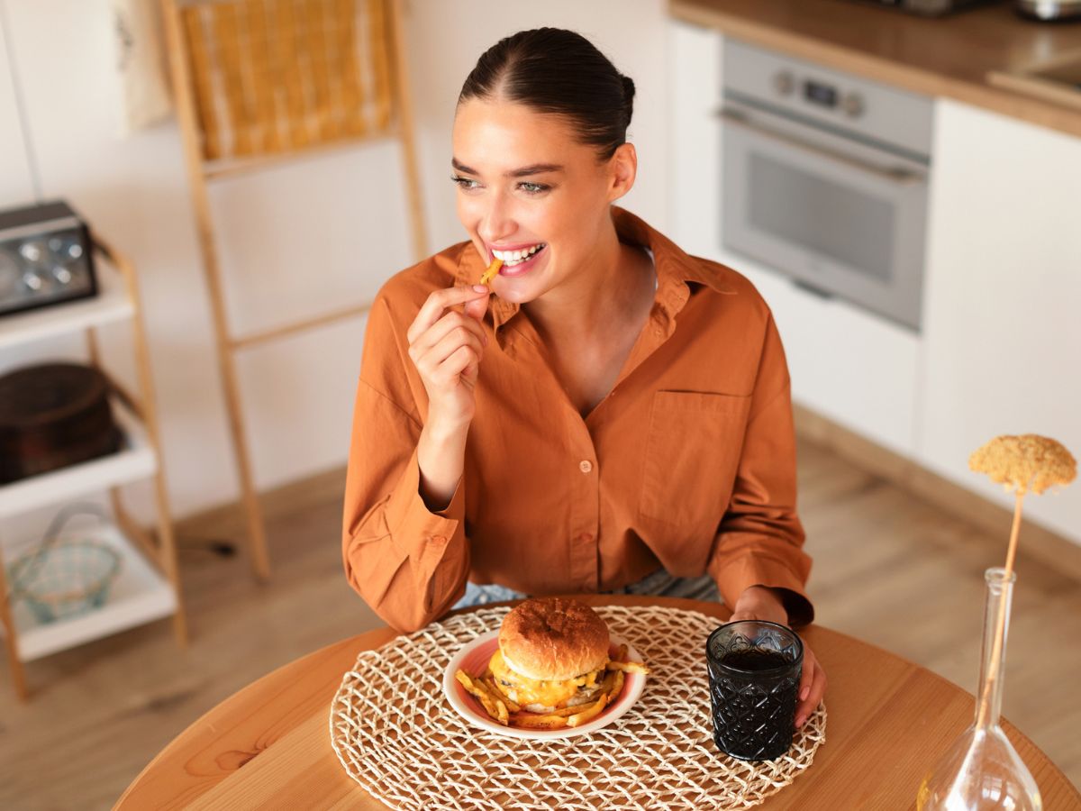 Cheat meal: Μήπως η «ελεύθερη» μέρα αλλάζει τελικά τον τρόπο που βλέπεις το φαγητό;