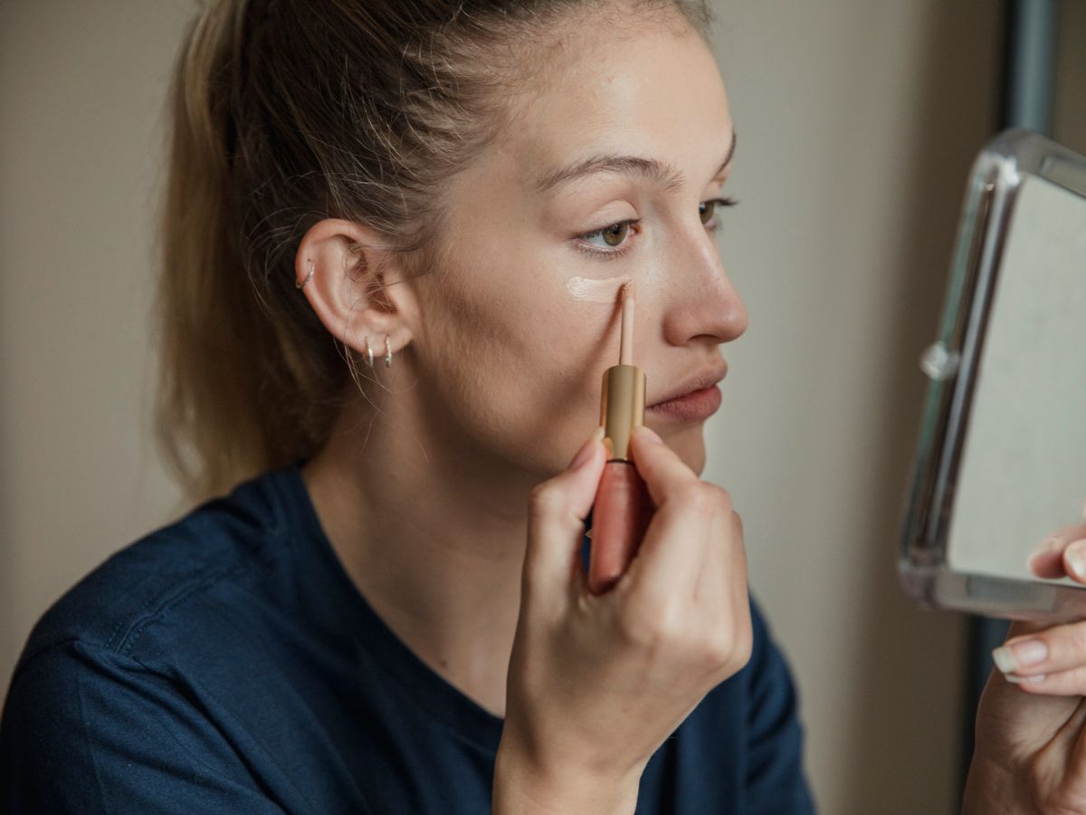 Πρέπει το concealer να είναι πιο ανοιχτό από το foundation; Οι makeup artists απαντούν