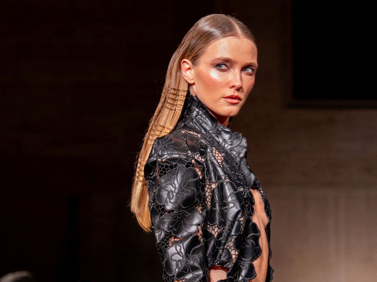 Crimped hair: Το χτένισμα των ’80s επέστρεψε στο fashion show του Christian Siriano και είναι πιο cool από ποτέ