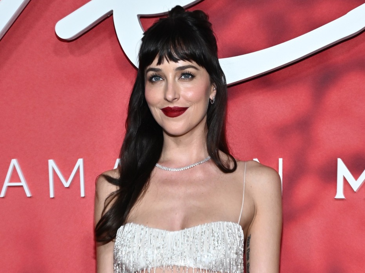 Dakota Johnson: Συνδυάζει μοναδικά το statement κόκκινο κραγιόν με το πιο chic και ανεπιτήδευτο half-up
