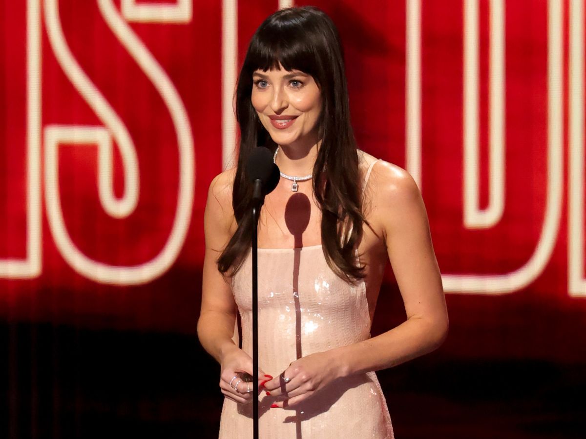 Dakota Johnson: Το effortless beauty look της στα ΜTV VMAs 2026 έχει ό,τι χρειάζεσαι για μια φθινοπωρινή glam εμφάνιση