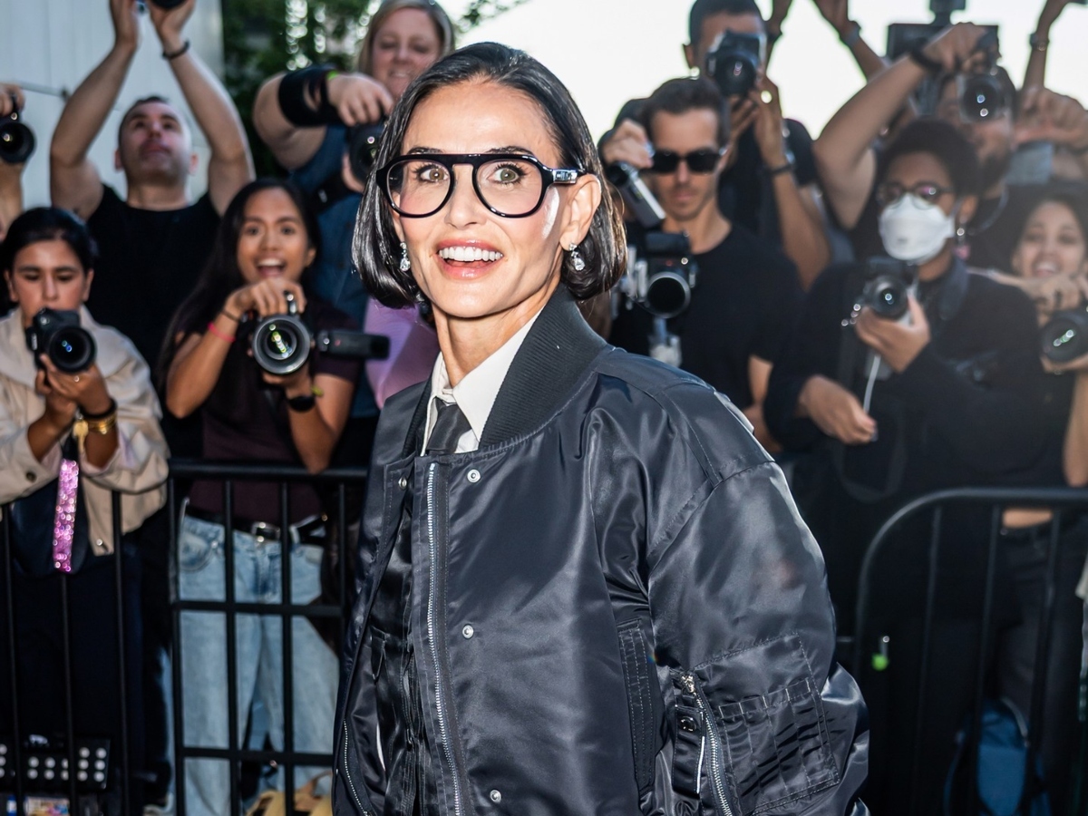 Demi Moore: Με κοντό chic bob στo show του Thom Browne – Πρόκειται για κούρεμα ή hair trick;
