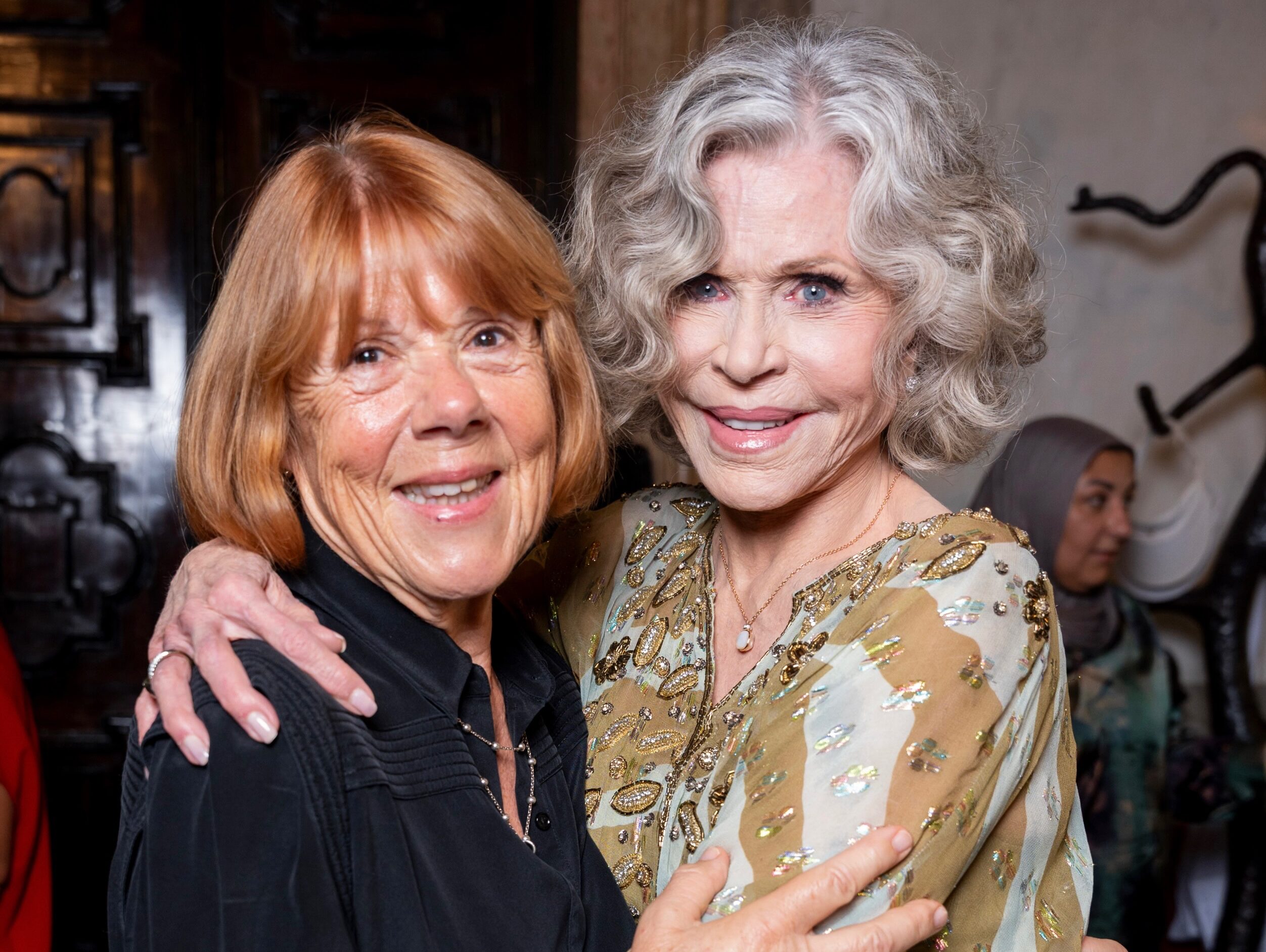 Jane Fonda και Gisèle Pelicot: Η στιγμή που δύο διαφορετικές ιστορίες θάρρους συναντήθηκαν στη Βενετία – Η πιο δυνατή στιγμή των DVF Awards