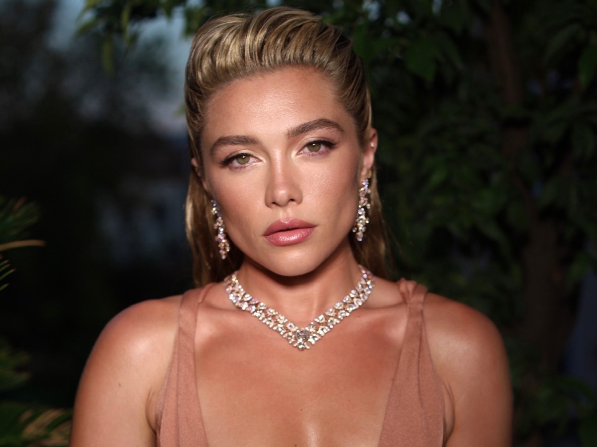 Florence Pugh: Εμφανίστηκε στη Βενετία με το πιο εντυπωσιακό shimmering μακιγιάζ και wet hairstyle