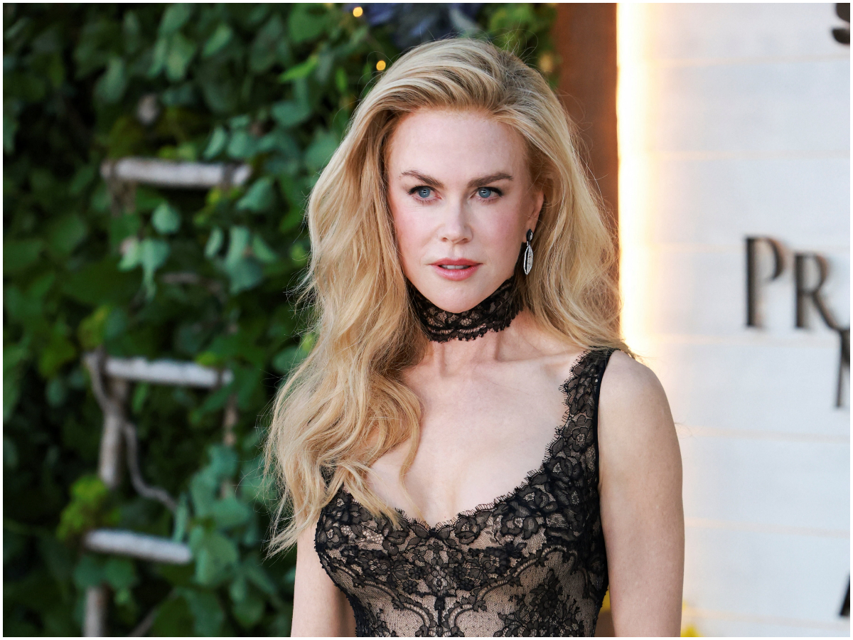 Nicole Kidman: Φορά την πρώτη δημιουργία Pieter Mulier για τον οίκο Versace και μας δείχνει το νέο κεφάλαιο του οίκου