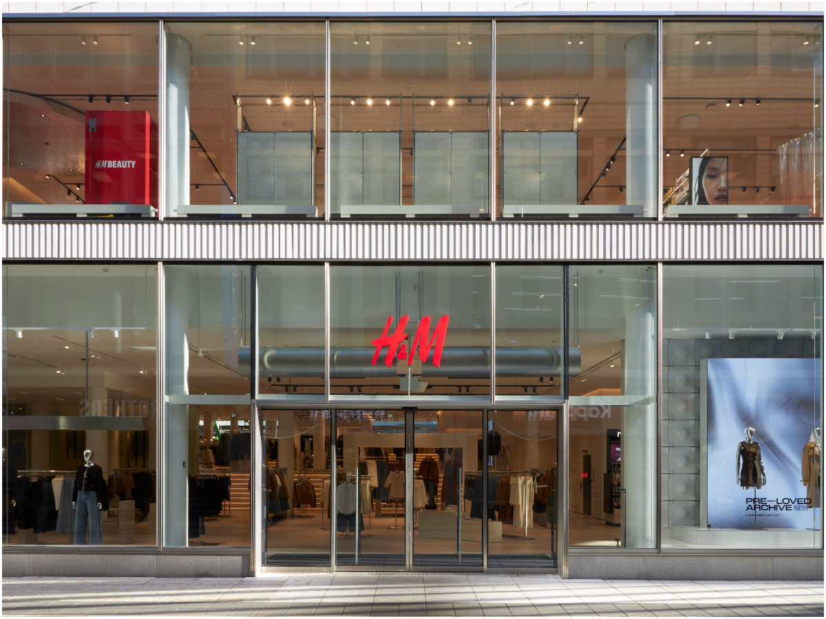 Η H&M επανασυστήνει το εμβληματικό κατάστημα της στην Ερμού 54
