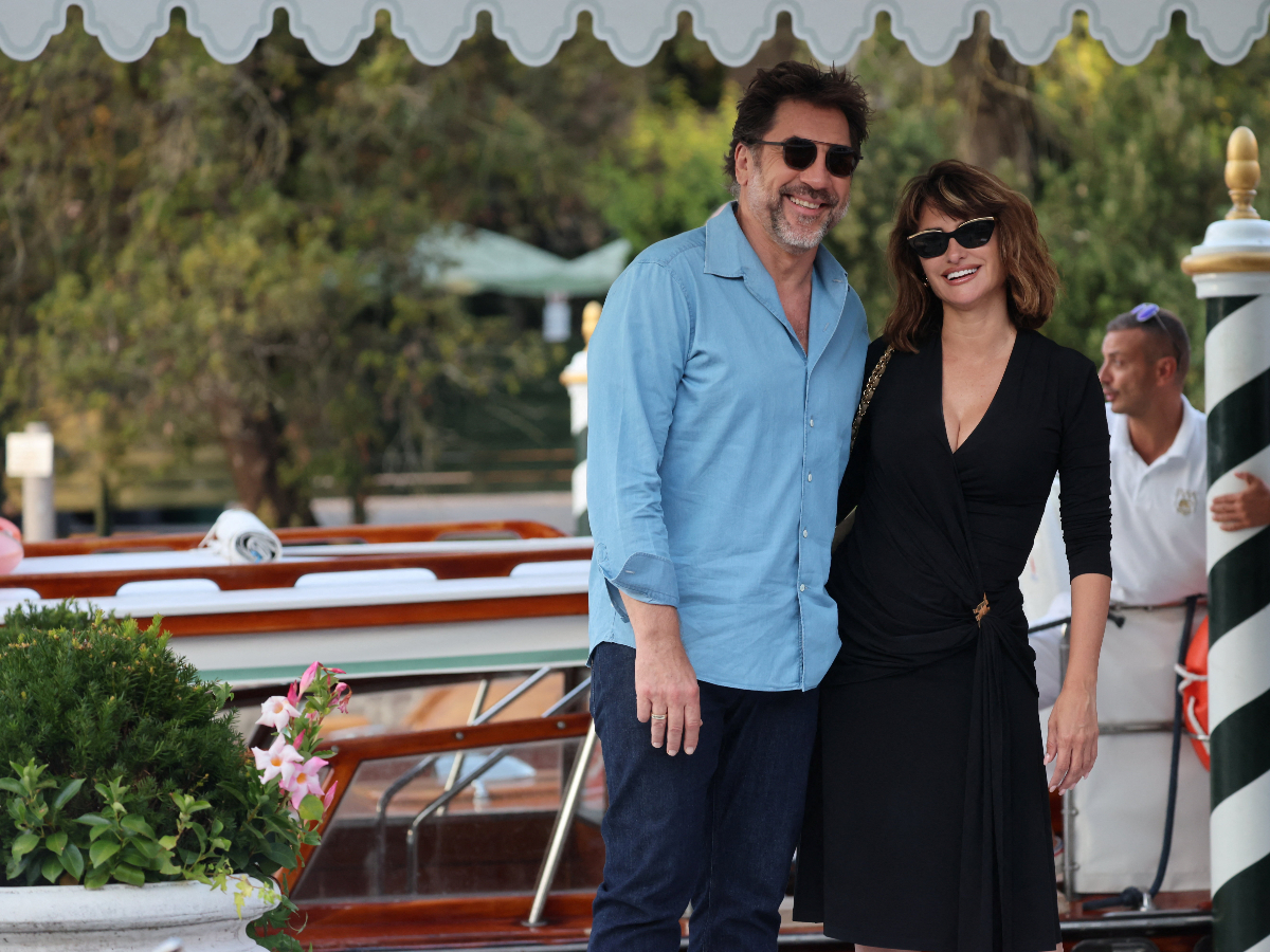 Penélope Cruz και Javier Bardem έφτασαν στη Βενετία – O λόγος που η ηθοποιός έβγαλε τα παπούτσια της