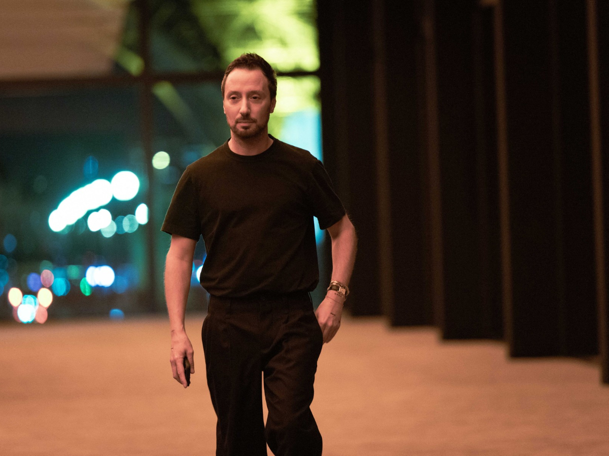 Anthony Vaccarello: Ο creative director του οίκου Saint Laurent ανακηρύχθηκε «Διεθνής Σχεδιαστής της Χρονιάς 2026» από το CFDA