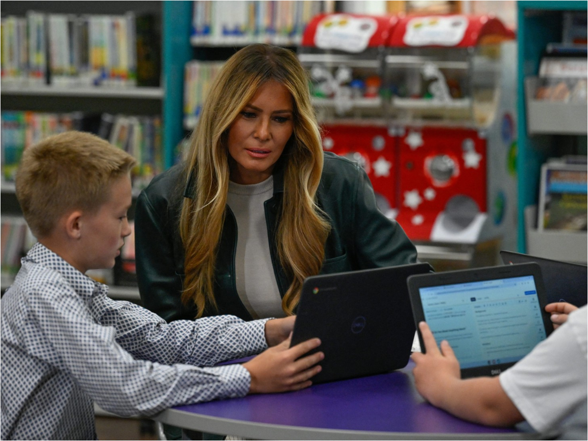Melania Trump: Τρυφερή εμφάνιση με παιδιά όλο χαμόγελα και αγκαλιές