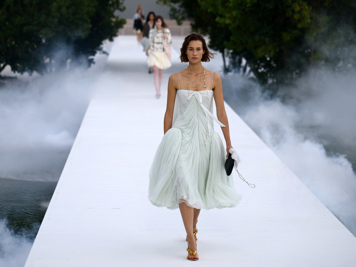 Dior SS27: Η νέα συλλογή του Jonathan Anderson είναι ο απόλυτος οδηγός για σύγχρονο γαλλικό στιλ