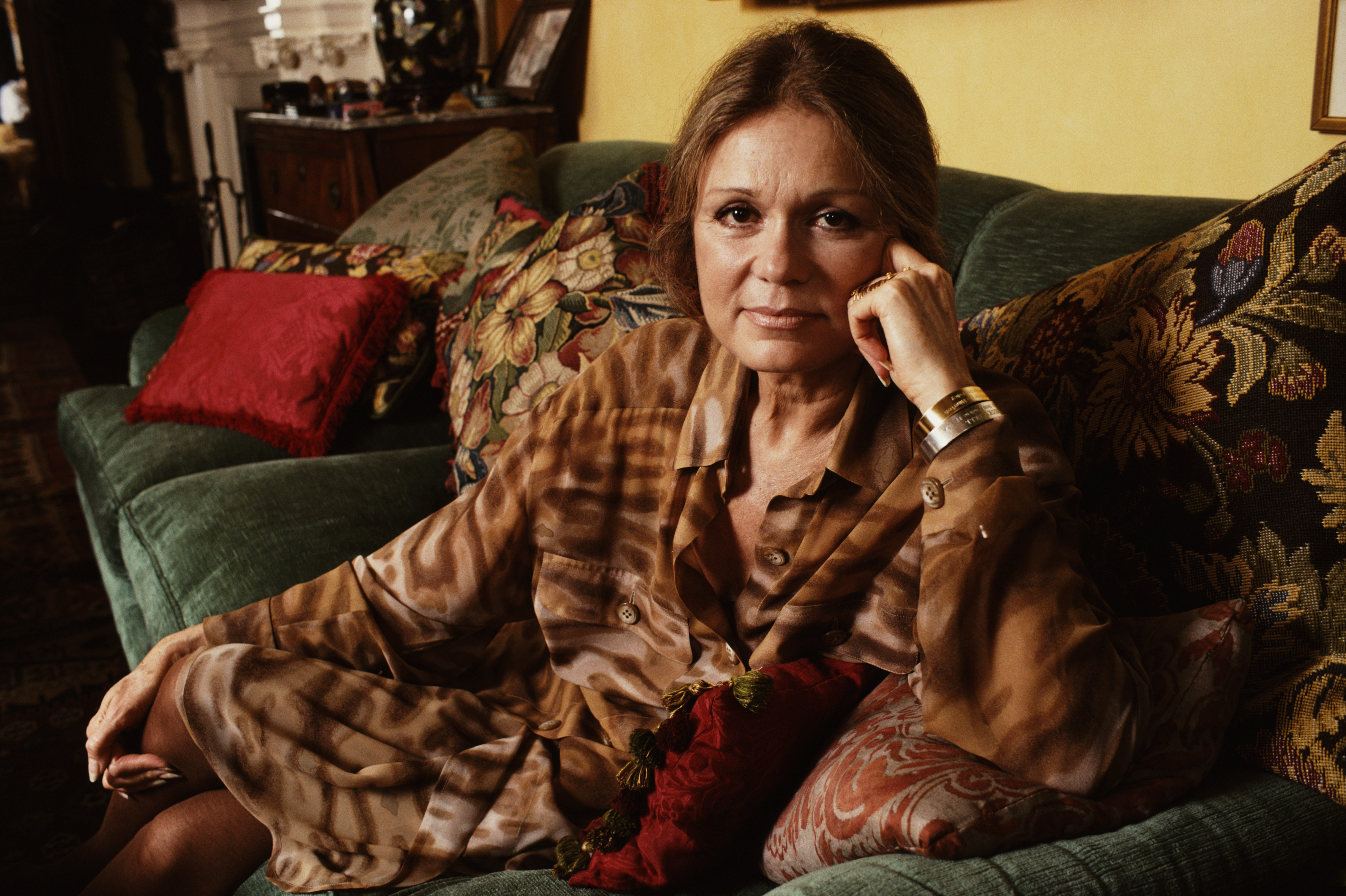 Gloria Steinem: Από «Playboy Bunny» σε σύμβολο του φεμινισμού – Η γυναίκα που άλλαξε μια ολόκληρη εποχή πέθανε στα 92 της