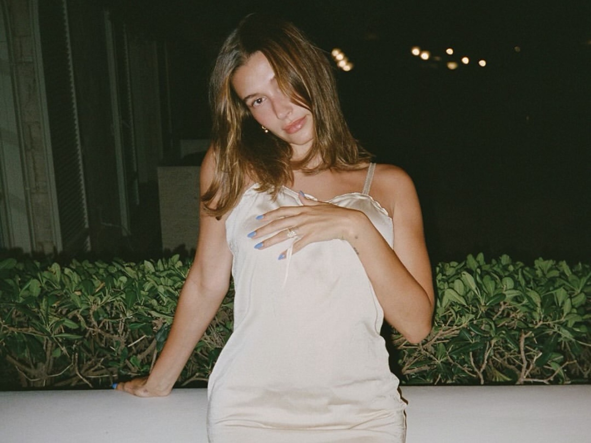 Hailey Bieber: Τα cashmere taupe nails της είναι η επιτομή του cozy chic και η νέα εμμονή του φθινοπώρου