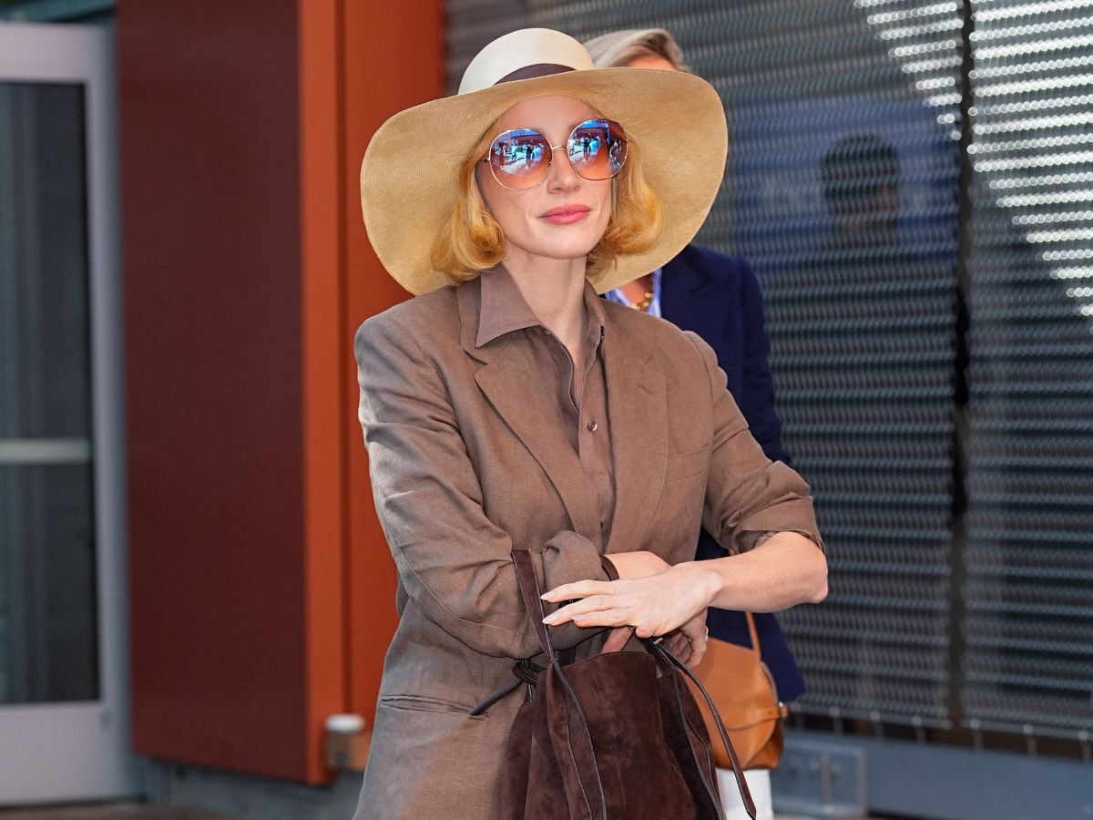 Jessica Chastain: Με ξανθό flippy bob και μακιγιάζ σε ψυχρές καφέ αποχρώσεις στο US Open