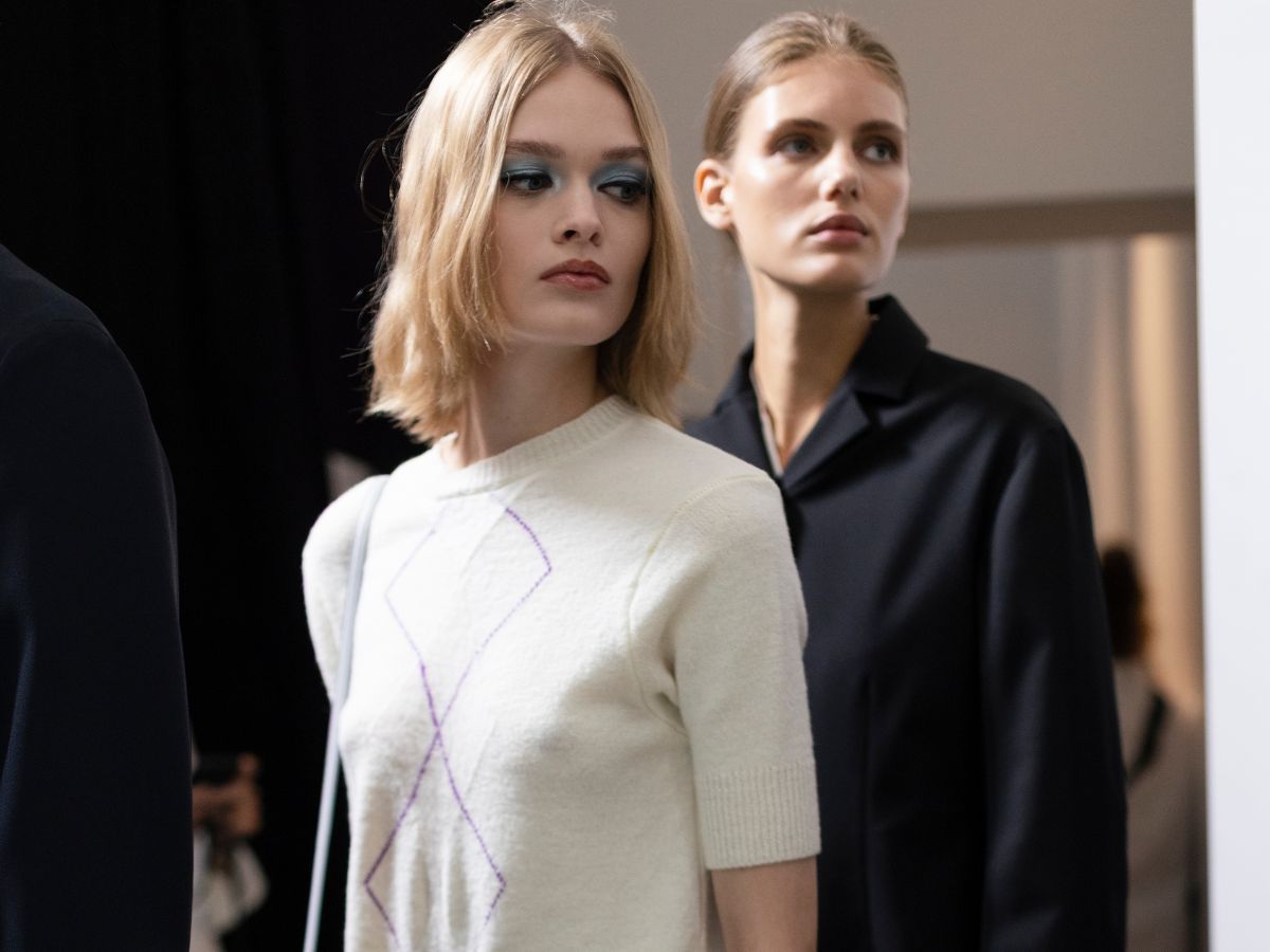 Jil Sander: Το ’90s μακιγιάζ με baby blue σκιά και glossy ροδακινί  χείλη ήταν η beauty έκπληξη του show