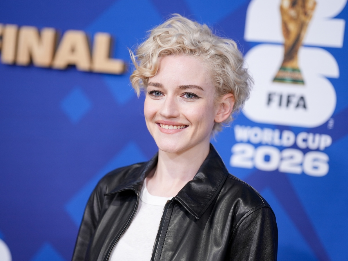 Julia Garner: Η νέα της φωτογράφιση είναι ένα υπέροχο mix από retro glamour και σύγχρονο beauty