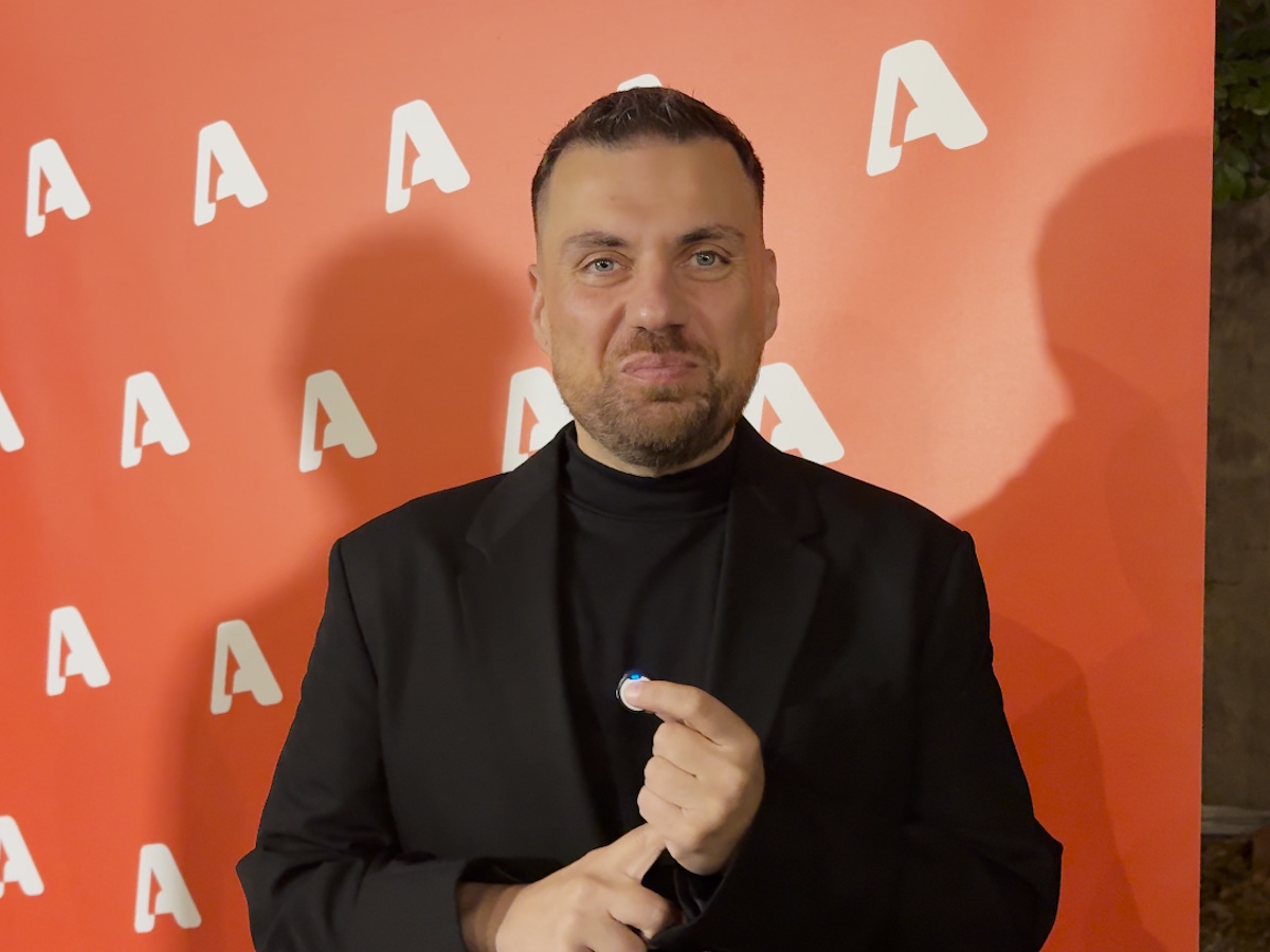 Θέμης Καραμουρατίδης στο TLIFE: «Τον Χρήστο Μάστορα τον θαυμάζω, τον αγαπώ και τον θεωρώ υπέροχο τραγουδιστή»