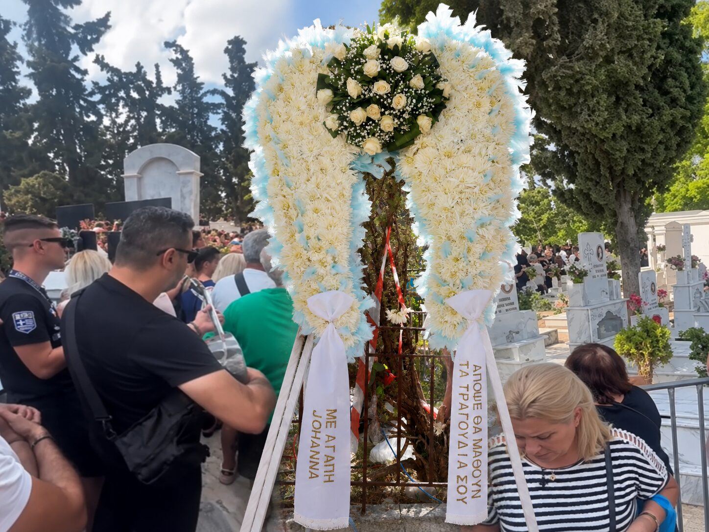Ο Γιώργος Μαζωνάκης στην τελευταία του κατοικία – Τα τραγούδια και οι φωνές κατά των δύο αδελφών του