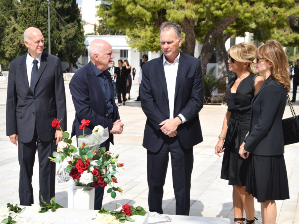 Κηδεία Μαργαρίτας Παπανδρέου: Συγκινούν οι επικήδειοι των παιδιών της – «Αύριο θα σε σκορπίσουμε στην αγαπημένη σου θάλασσα του Αιγαίου»