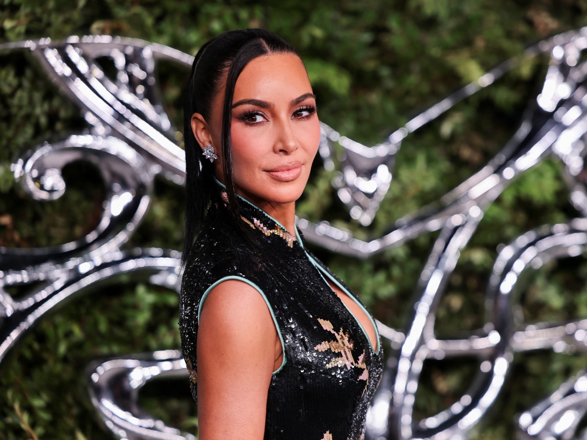 Η Kim Kardashian στο opening του Lucas Museum με iconic Y2K beauty look