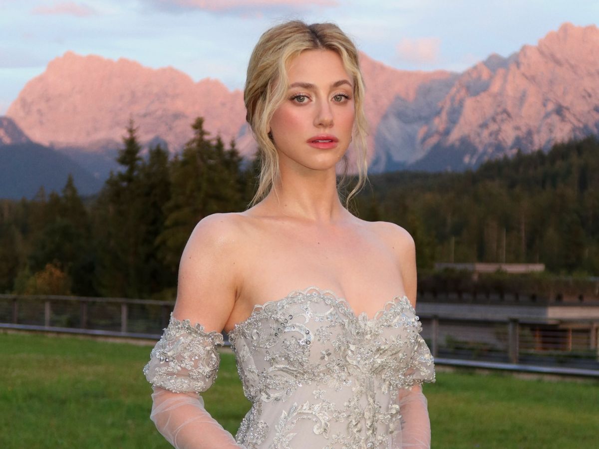 Το αιθέριο beauty look της Lily Reinhart στην πρεμιέρα της στη Γερμανία θα σε κάνει να αγαπήσεις ξανά τη λάμψη