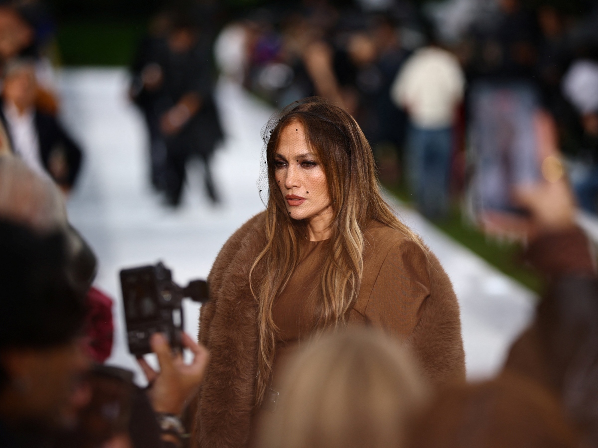 H Jennifer Lopez στο show της Stella McCartney έχει το romantic goth μακιγιάζ που θα δεις παντού τη φετινή σεζόν
