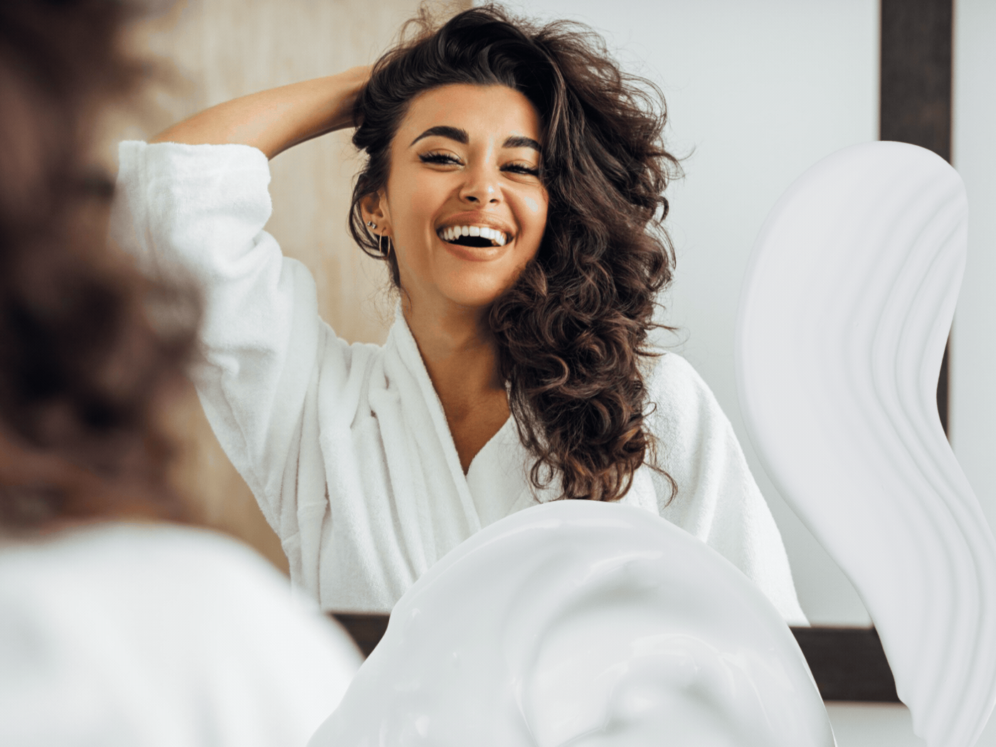 Moisture Layering: Η ιδανική τελετουργία περιποίησης για καλοσχηματισμένες μπούκλες