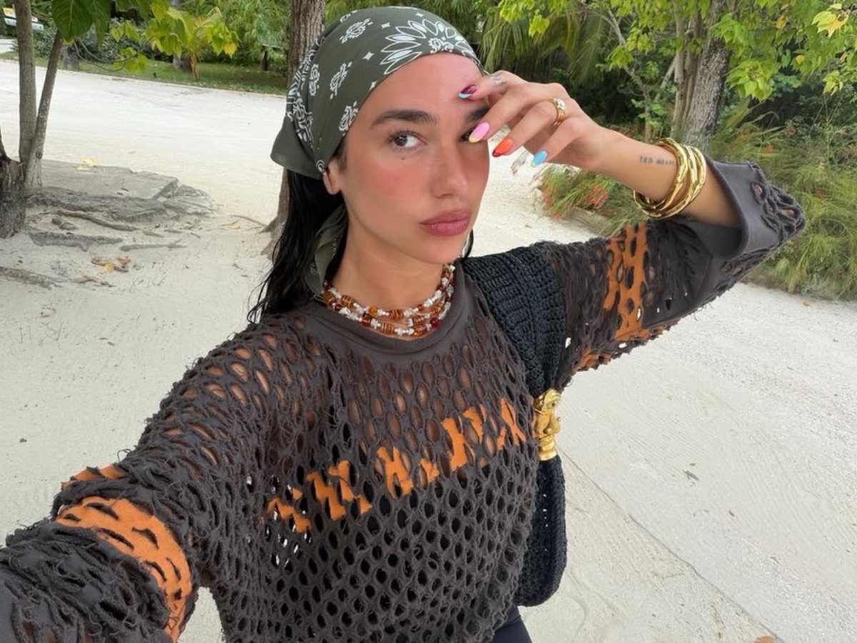 Dua Lipa: Με neon french manicure στην Τζαμάικα – η pop εκδοχή της κλασικής τάσης
