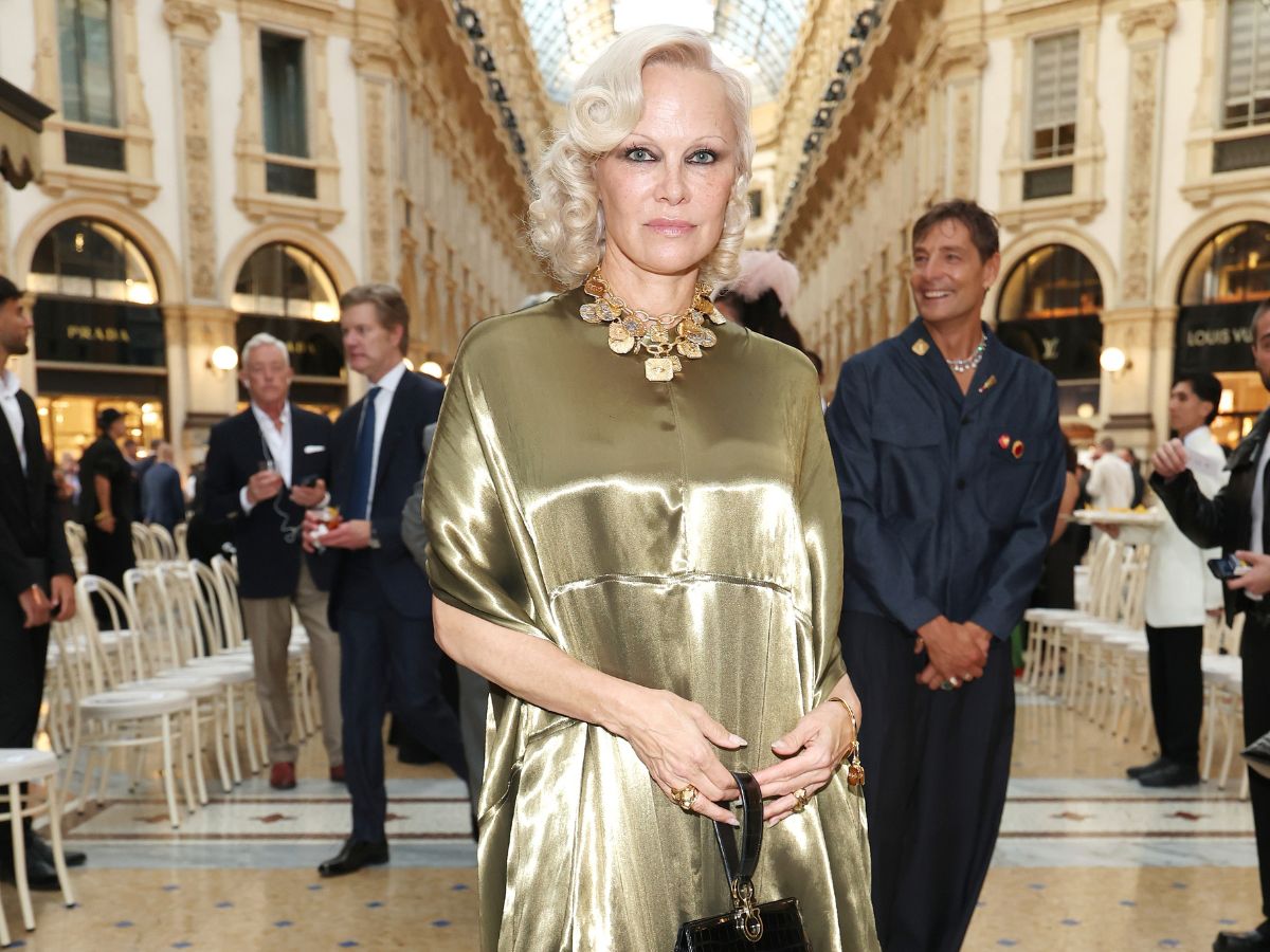 Pamela Anderson: Αποχωρίστηκε το signature no makeup look της υιοθετώνας ένα bold μακιγιάζ ματιών στο Vogue World 2026