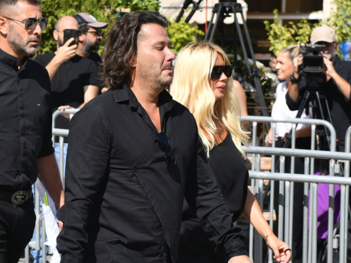Γιώργος Μαζωνάκης: Η Πάολα στο τελευταίο αντίο στη Νίκαια – Στο πλευρό της ο σύντροφός της και ο πρώην σύζυγός της, Φώτης Ζογλοπίτης