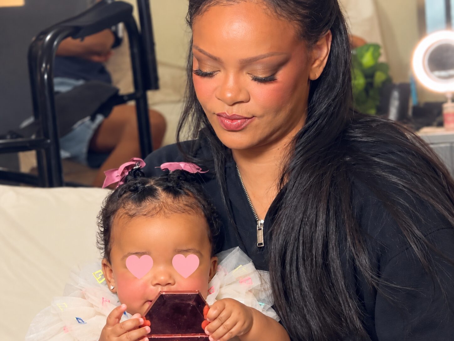 Rihanna: Η ενός έτους κόρη της με περούκα και ρόλεϊ – «Ποιος με άφησε να κάνω κόρη;»