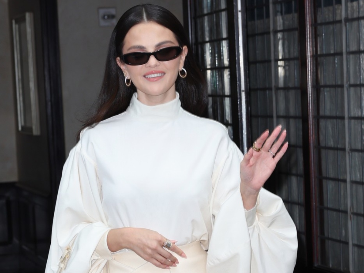 Selena Gomez: Το λευκό, μονοχρωματικό look της είναι η επιτομή του quiet luxury