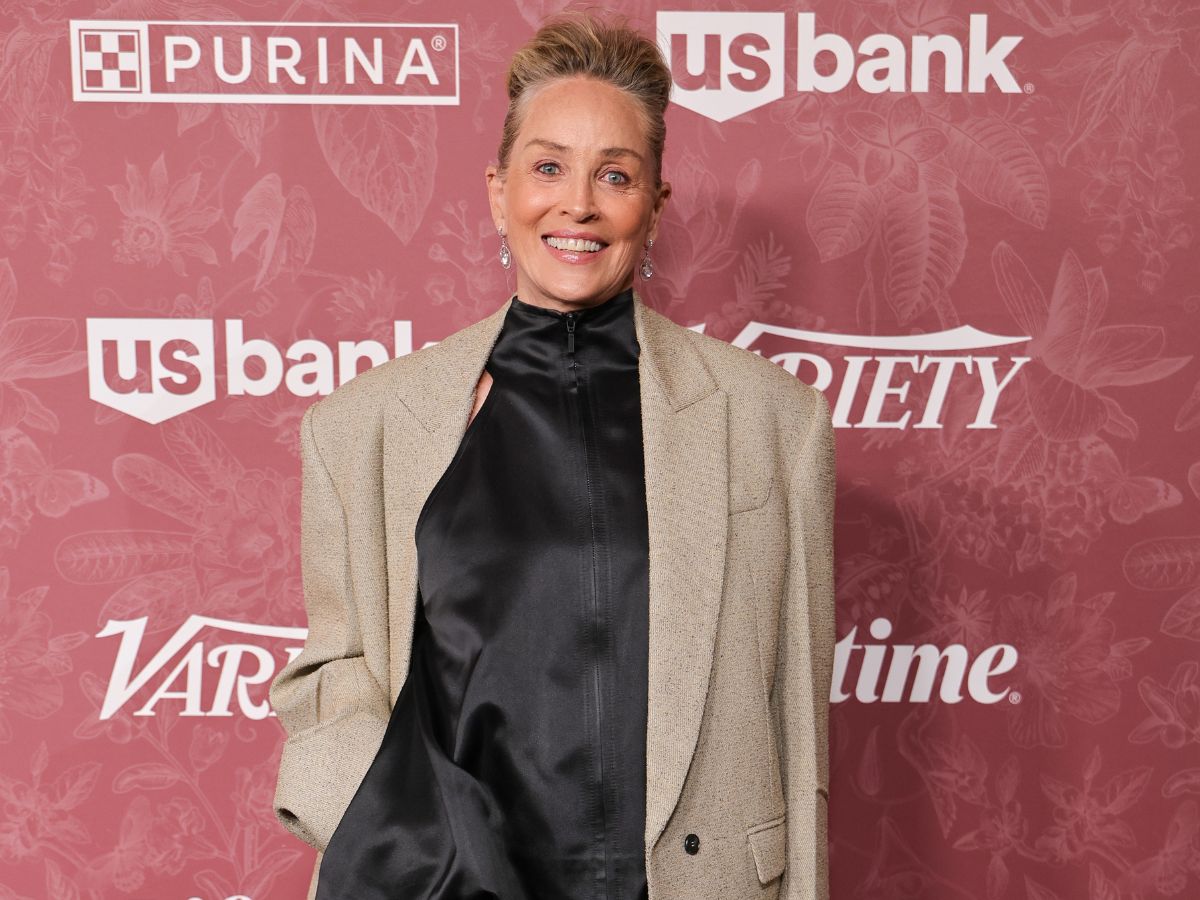 Variety Power of Women gala: Η Sharon Stone αποθέωσε το ανδρόγυνο στιλ με το πιο chic oversized κοστούμι σε beige απόχρωση