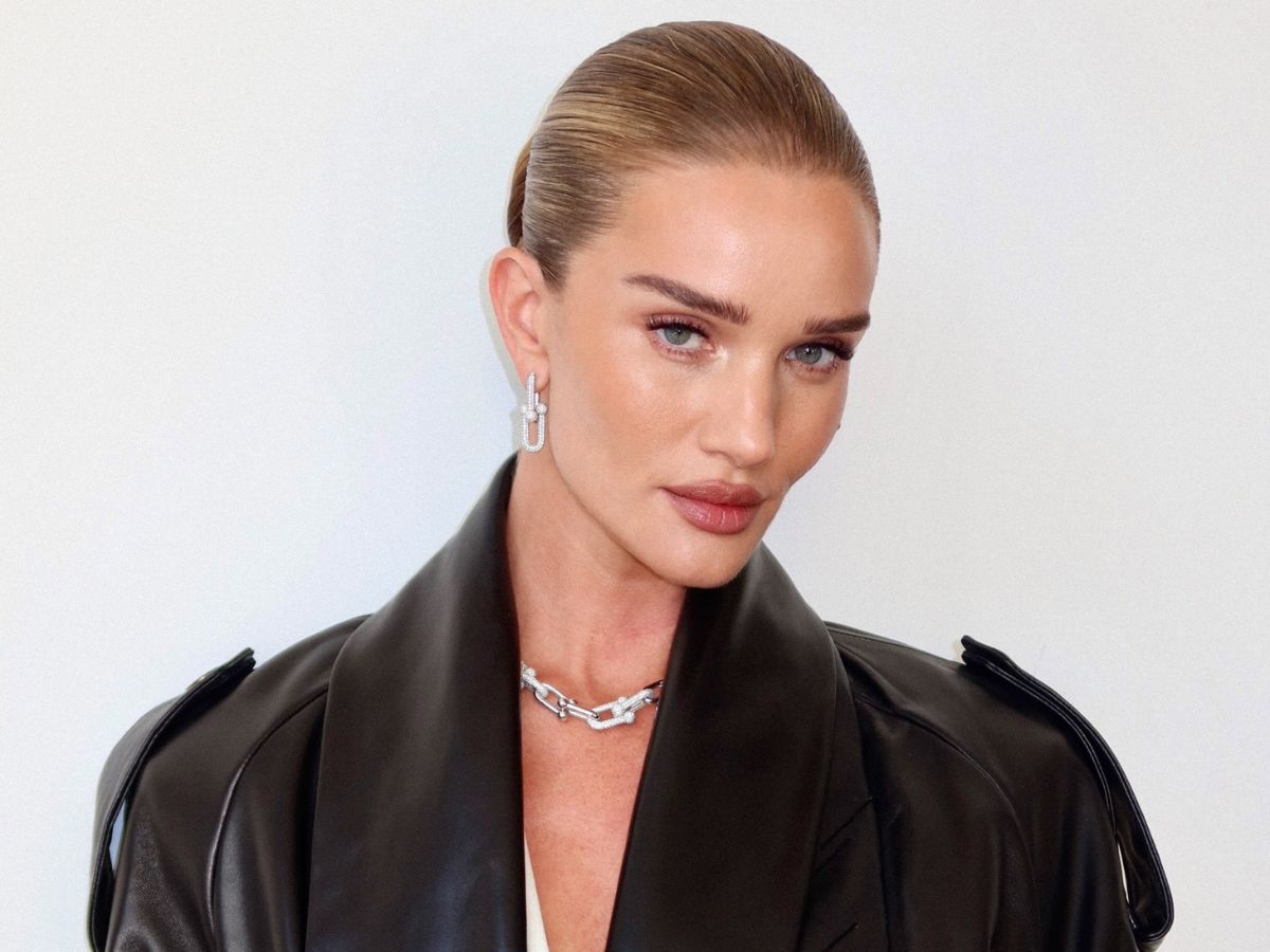 Εβδομάδα μόδας Λονδίνου: Το sleek bun ήταν το beauty detail που επέλεξαν οι celebrities στο show του οίκου Burberry